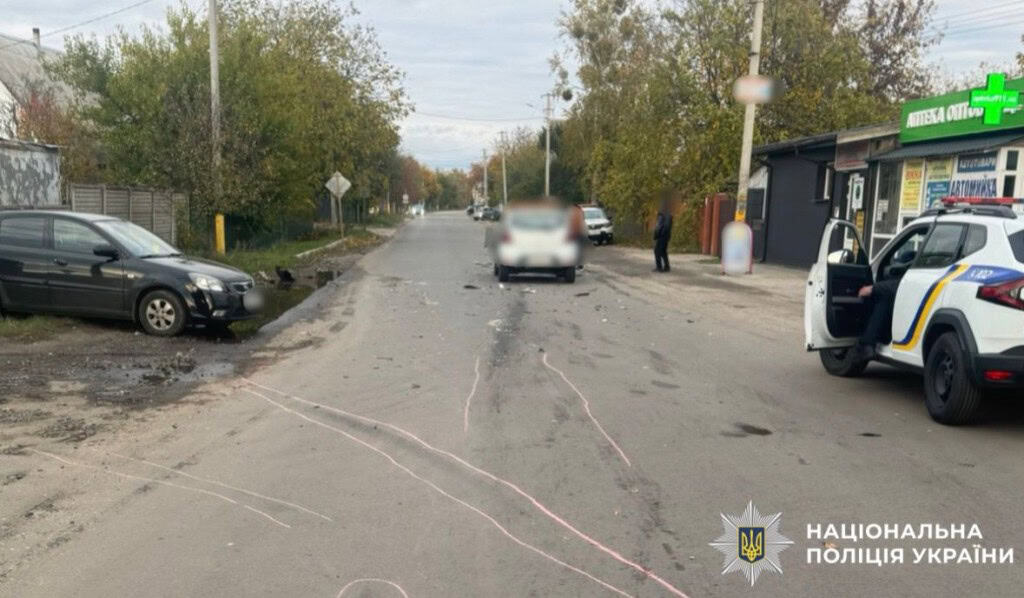 7-річна дитина травмована в ДТП біля Броварів: п’яний водій утік Кілька автомобілів стоять на сільській вулиці після ДТП, поряд з ними авто поліції