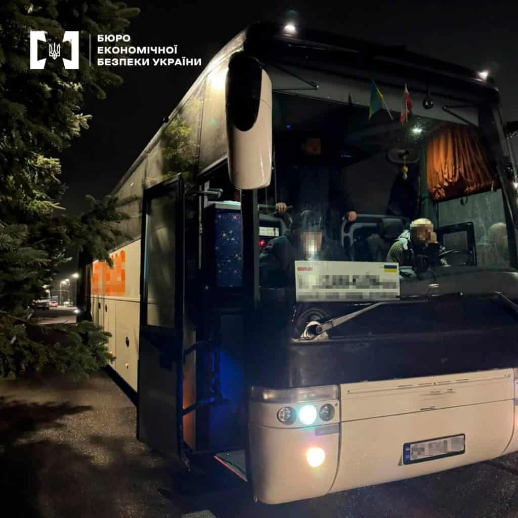Автобус «Варшава–Київ» віз прикраси на 12 млн грн Автобус Варшава-Київ, який затримали на кордоні через контрабанду