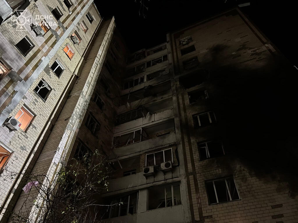Київ знову під атакою РФ: є загиблі та поранені (оновлення) Багатоповерхівка Києва після пожежі з чорними від сажі стінами