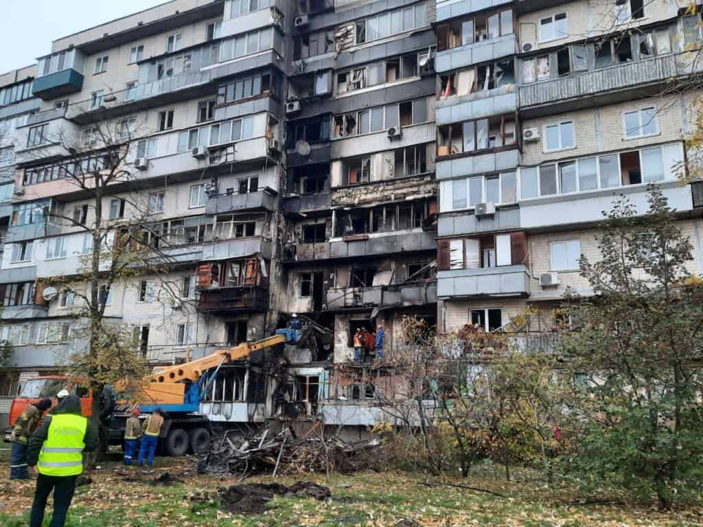 В столиці розгорнули штаби допомоги після нічної атаки дронів: адреси Пошкоджений будинок в Києві після атаки шахедів