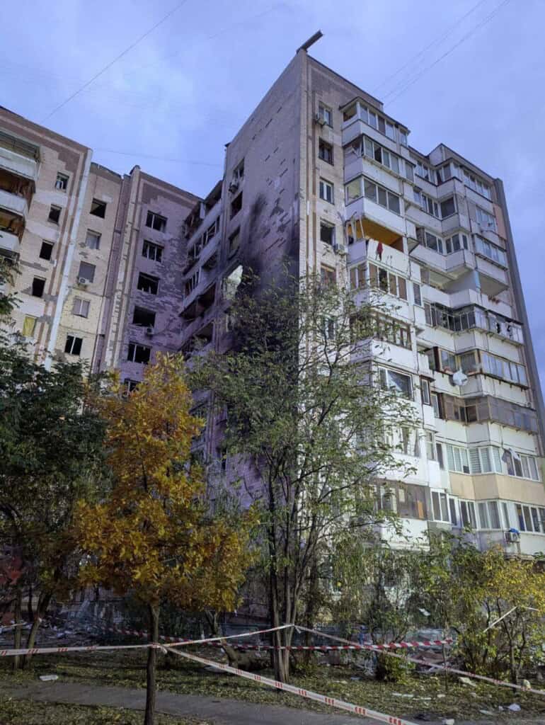 В столиці розгорнули штаби допомоги після нічної атаки дронів: адреси Багатоповерхівка Києва, пошкоджена внаслідок атаки