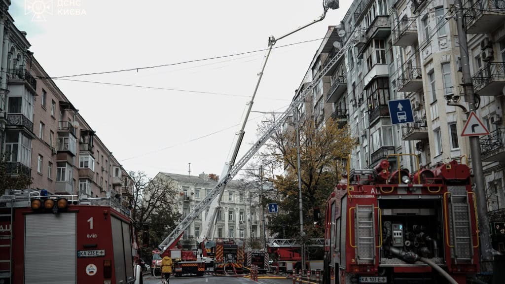 Пожежу на Шота Руставелі ліквідували: іде розбір завалів Купа пожежної техніки повністю загородила одну з центральних вулиць столиці