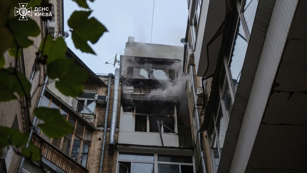 Пожежу на Шота Руставелі ліквідували: іде розбір завалів Балкони багатоповерхівки горять в центрі Києва
