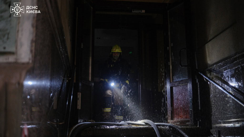Пожежу на Шота Руставелі ліквідували: іде розбір завалів Пожежники виходять із темного під'їзду, залитого водою