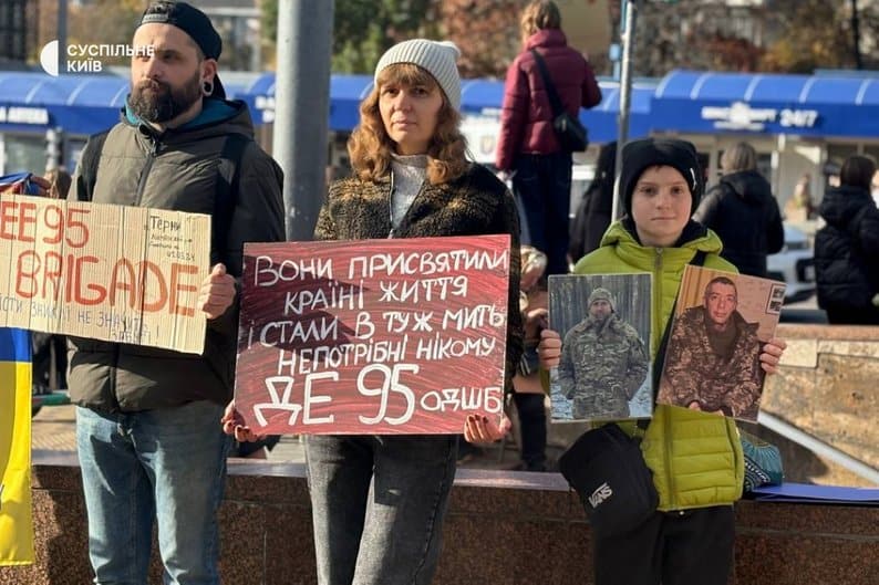 «Не мовчи, полон вбиває»: у Києві відбулася традиційна недільна акція підтримки Родини військових з плакатами й фотографіями зниклих бійців на акції підтримки