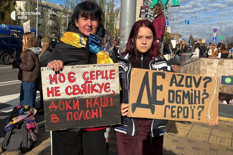 «Не мовчи, полон вбиває»: у Києві відбулася традиційна недільна акція підтримки Дві жінки на акції тримають плакати з вимогою повернення полонених захисників