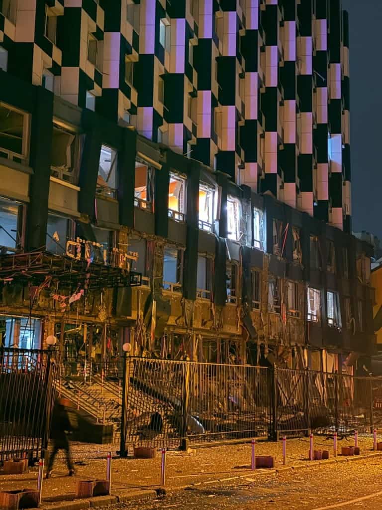 Нічне фото сильно пошкодженої будівлі в центрі Києва