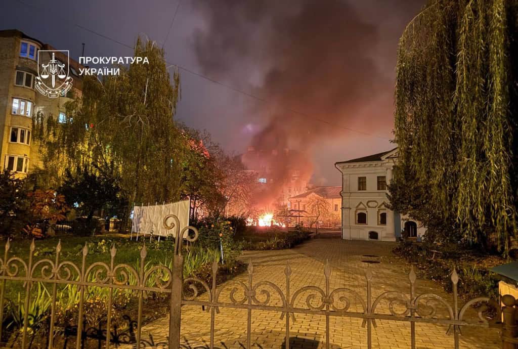 Вогонь і густий дим уночі в житловому кварталі Києва після влучання дронів