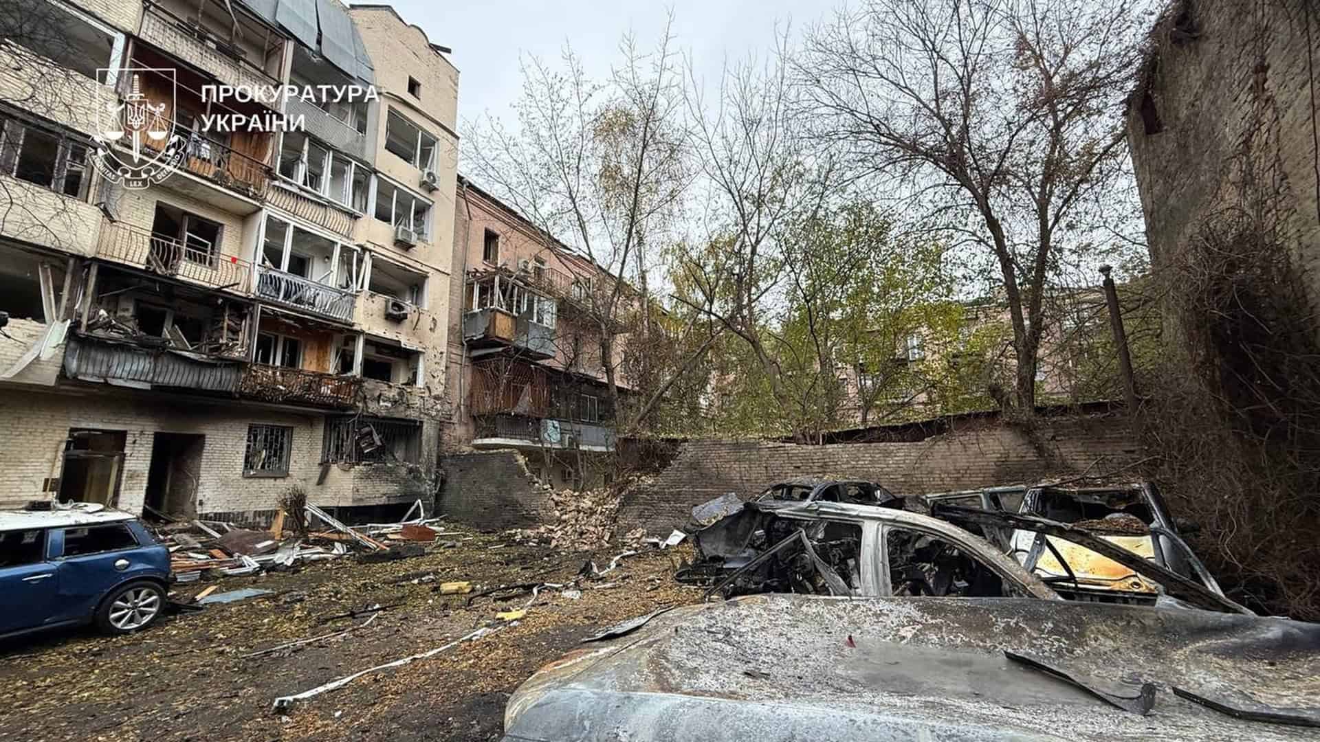 Зруйнований житловий будинок у Києві після нічного удару дронів