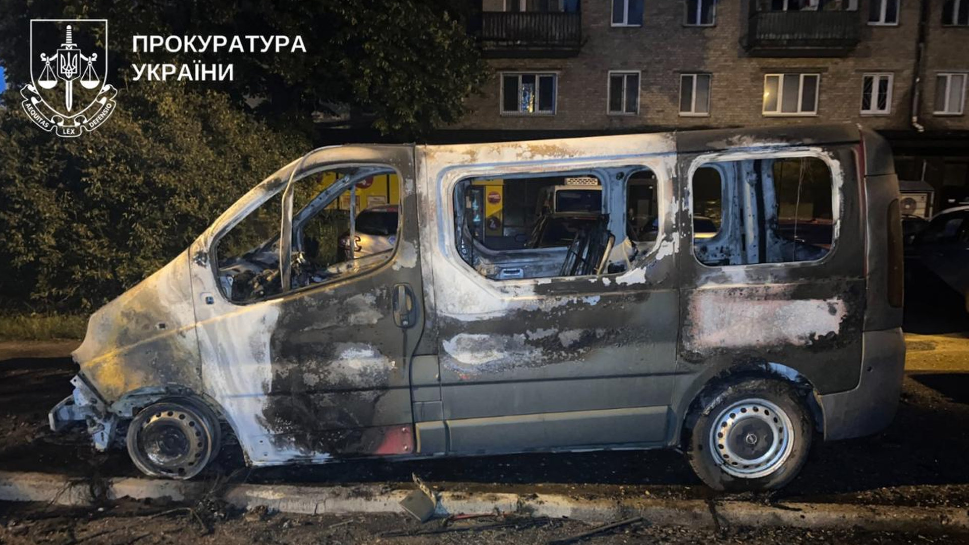 Спалений автомобіль-газель стоїть на темному подвірʼї