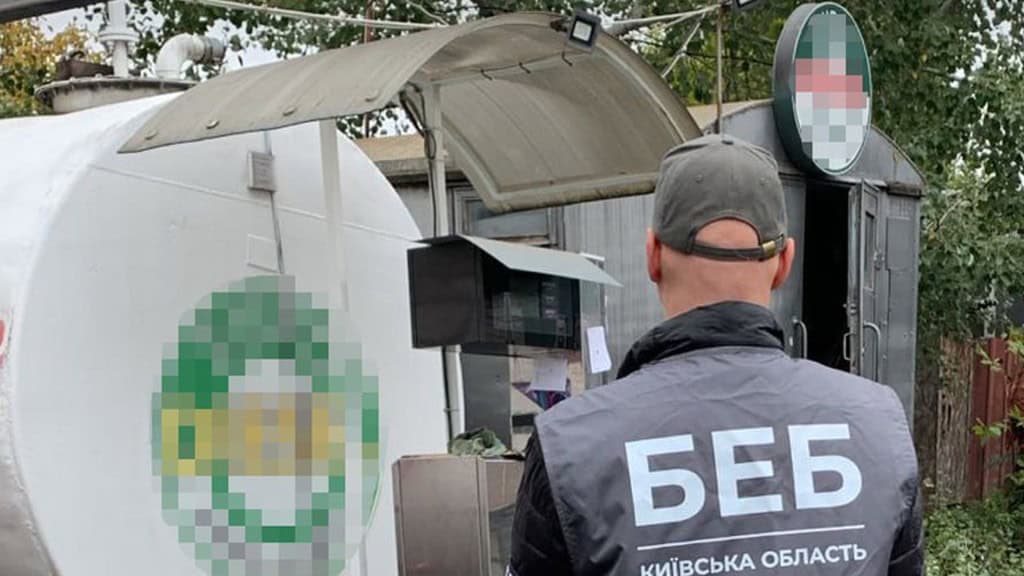 Біла Церква: детективи закрили АЗС із неякісним пальним Працівник БЕБ стоїть біля цистерни