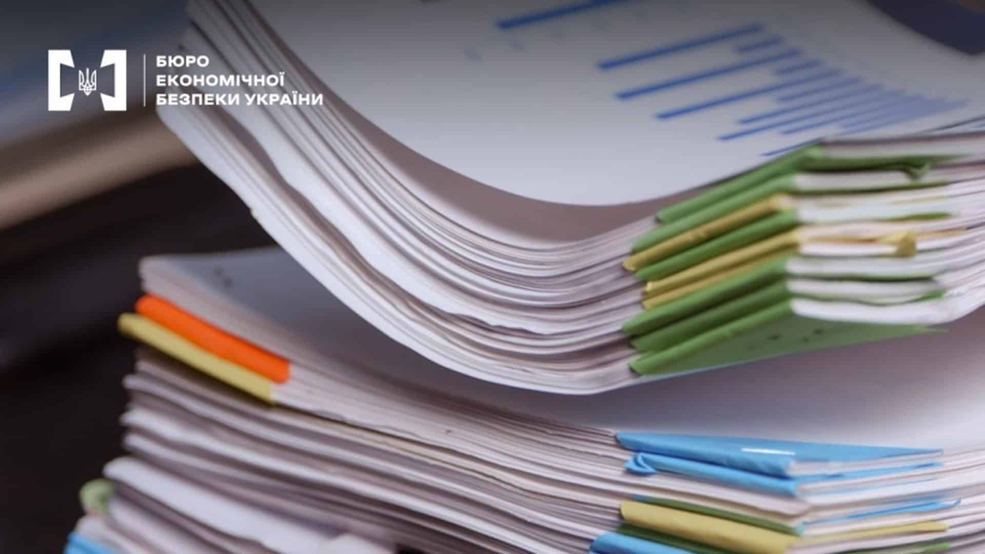 Стоси паперів, які лежать на столі із різнокольоровими закладками