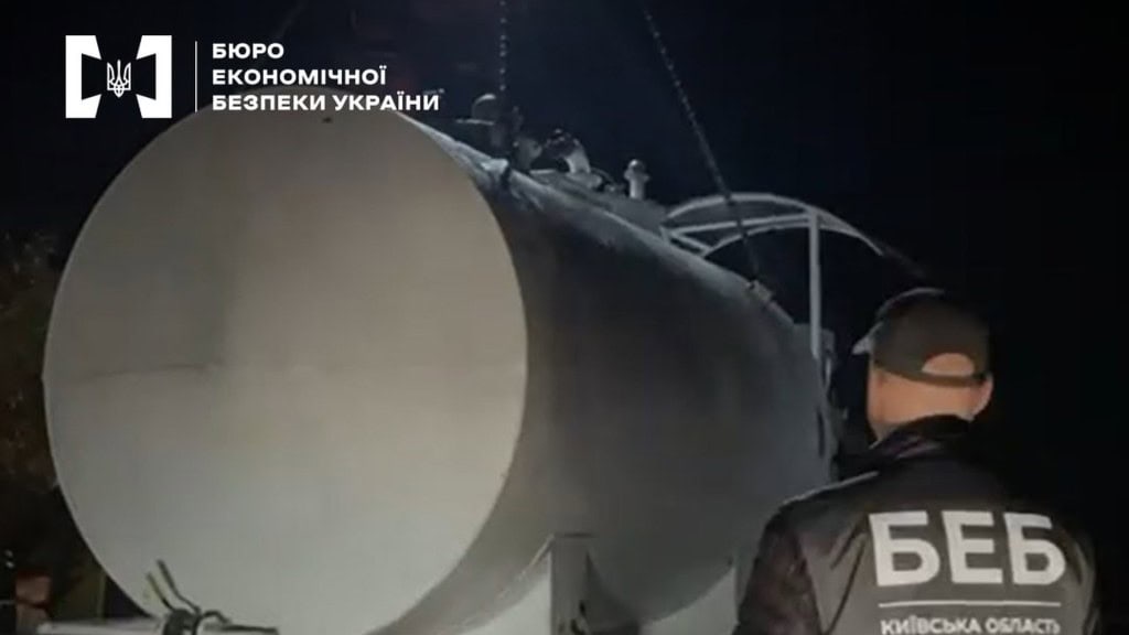 Біла Церква: детективи закрили АЗС із неякісним пальним Вночі працівник БЕБ стоїть біля цистерни з паливом