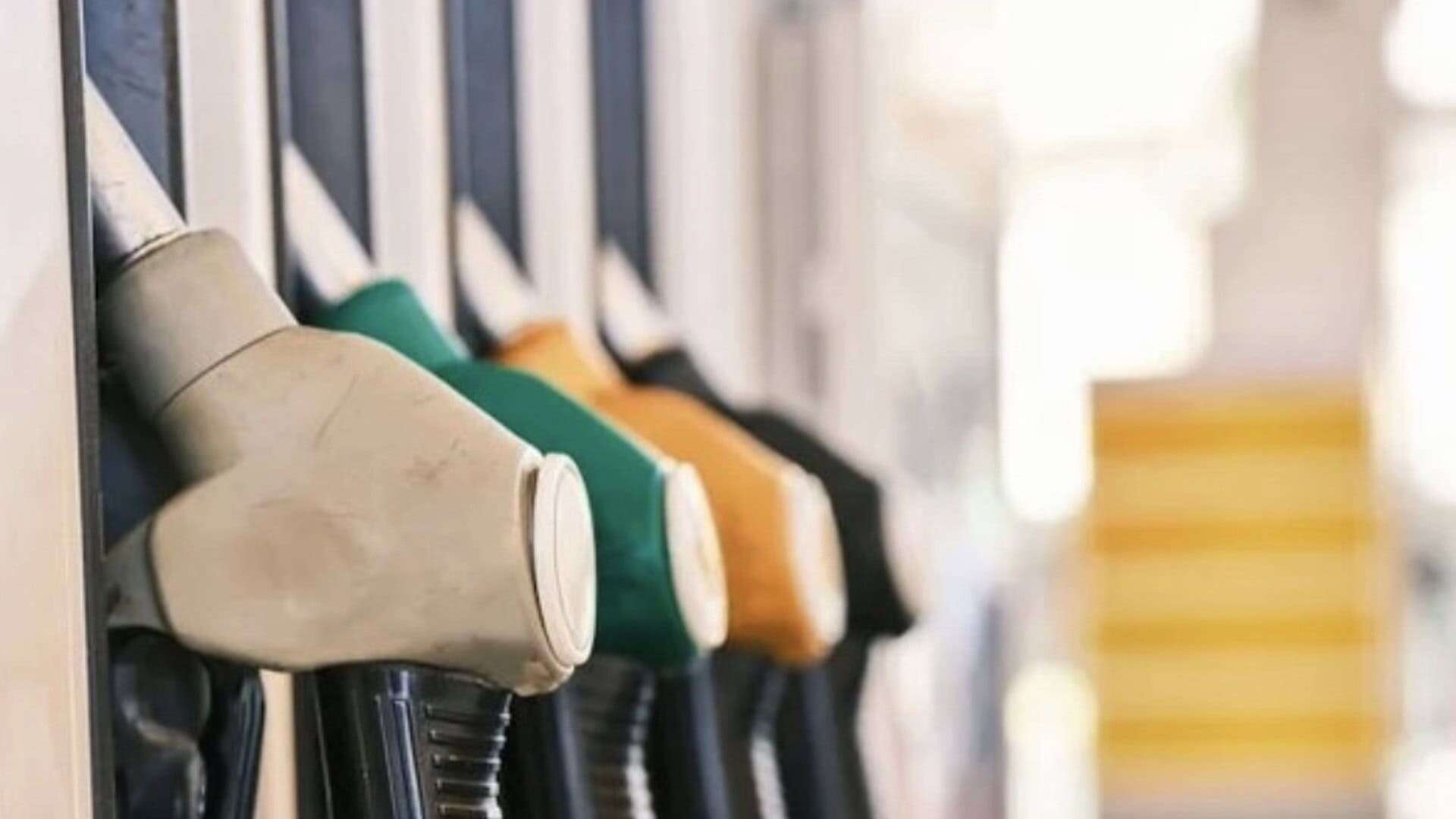 Паливна заправна станція в Україні, бензинові колонки та автомобіль на АЗС