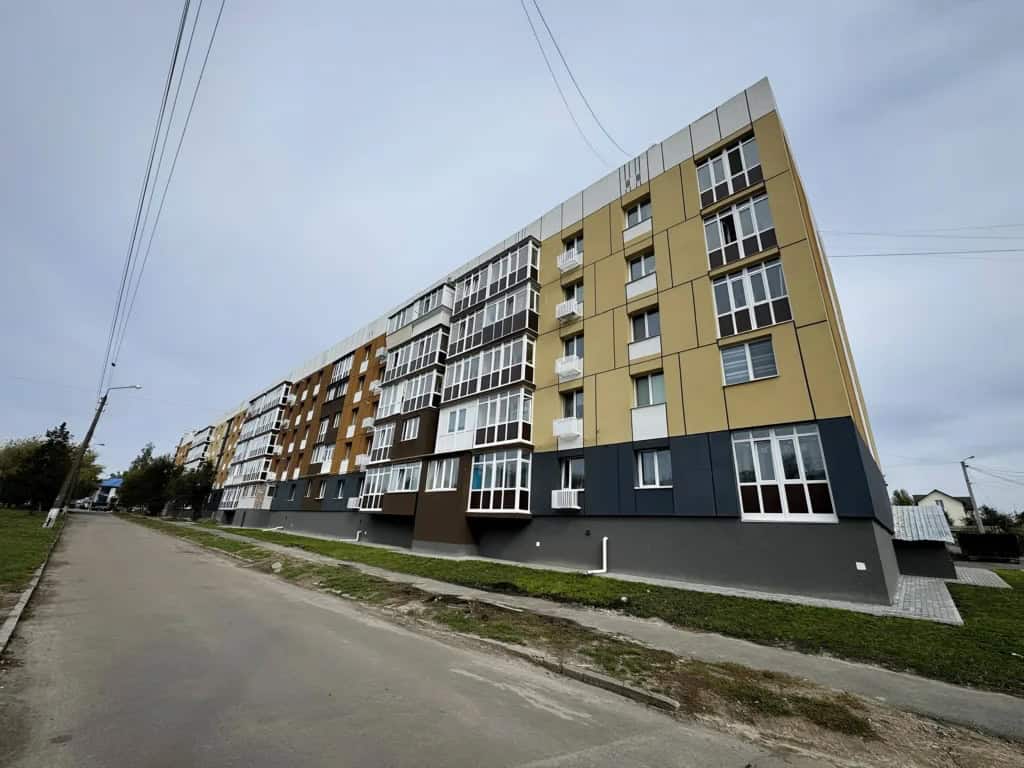 У Бородянці триває комплексна відбудова — від житлових будинків до селищної ради (фото) Оновлений багатоповерховий житловий будинок із сучасним утепленим фасадом