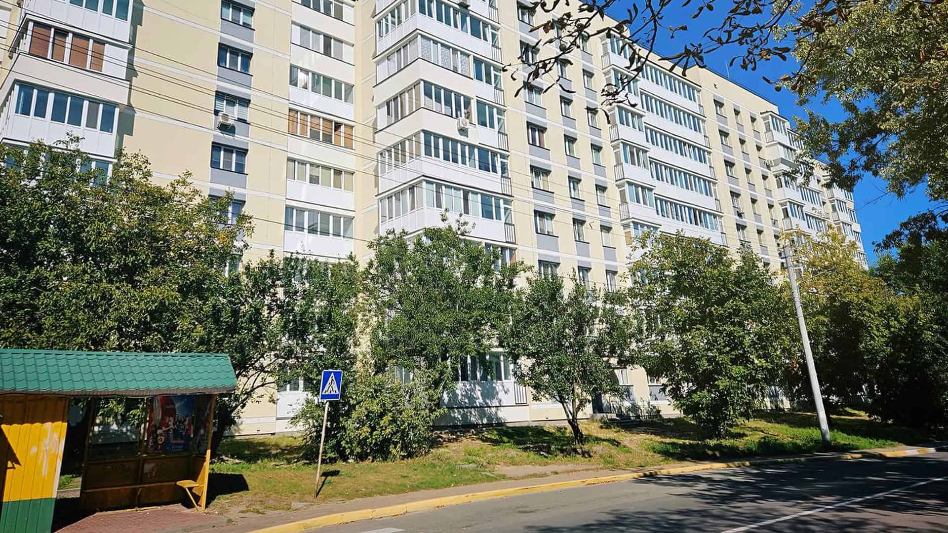 Біла багатоповерхівка в Бучі на вулиці, де були розстріли мирних жителів у 2022 році