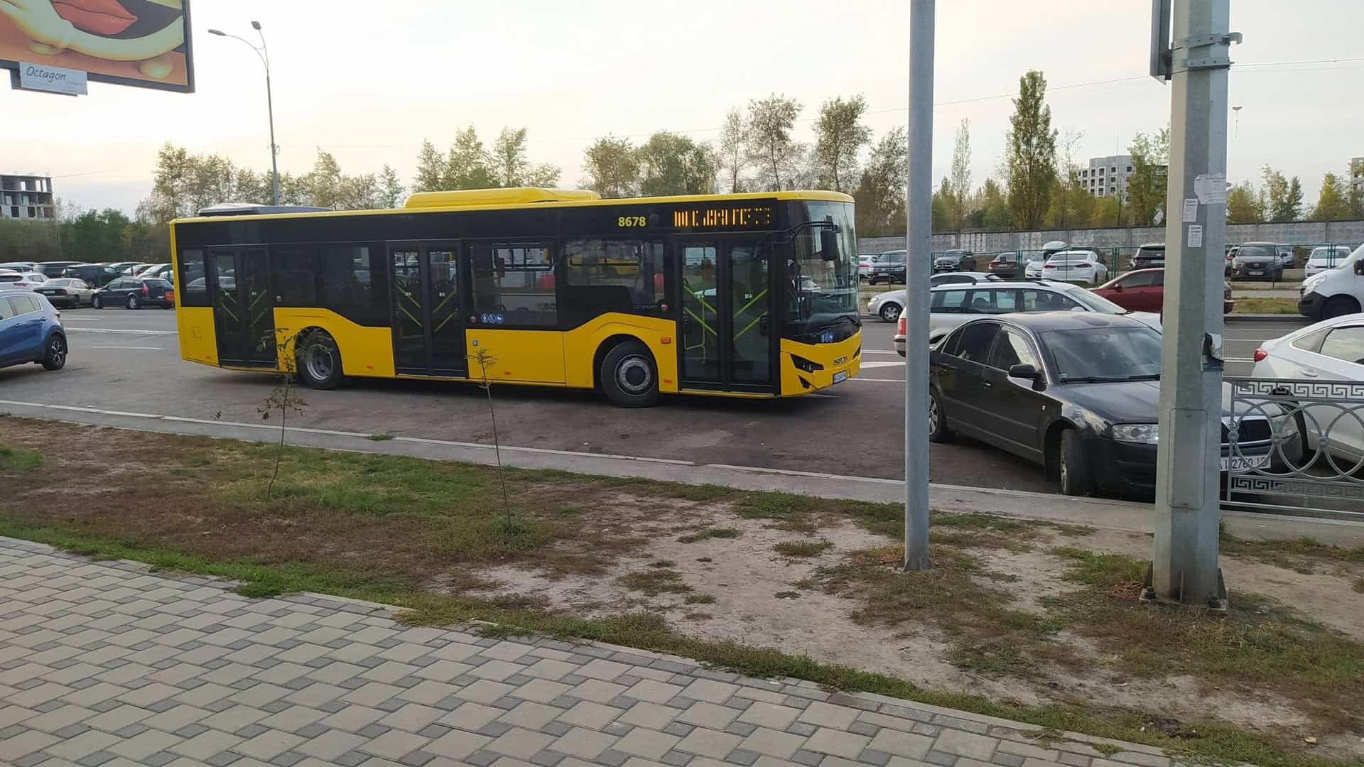 Автобус жовтого кольору на вулиці