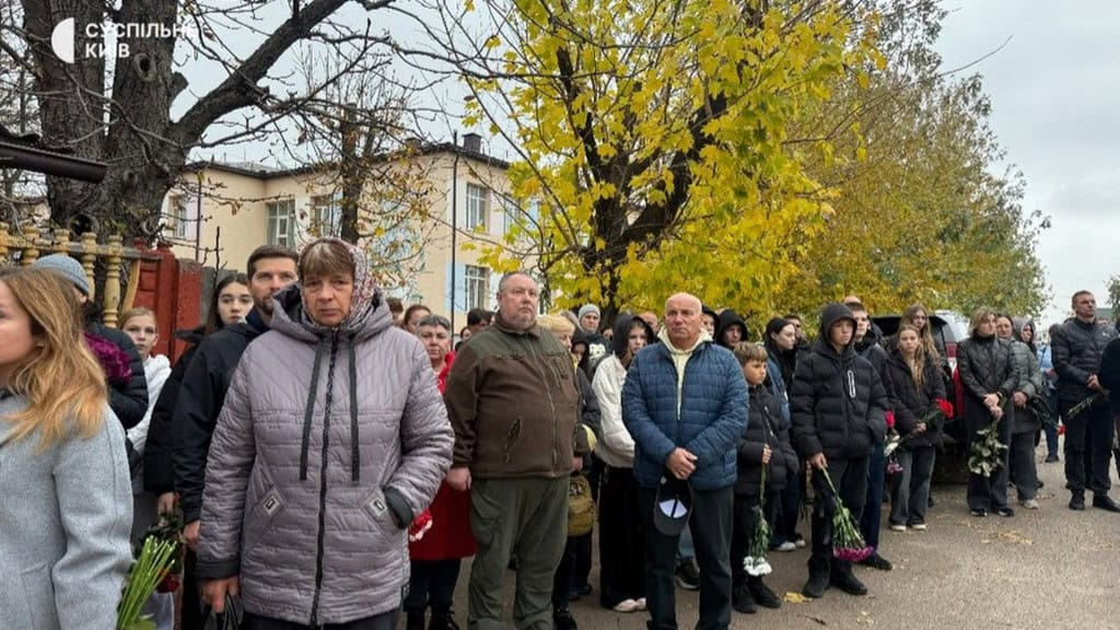 «Вони довго чекали дітей» — у Погребах поховали родину після атаки дрона Люди прийшли на поховання загиблих через атаку дрона дітей і мами