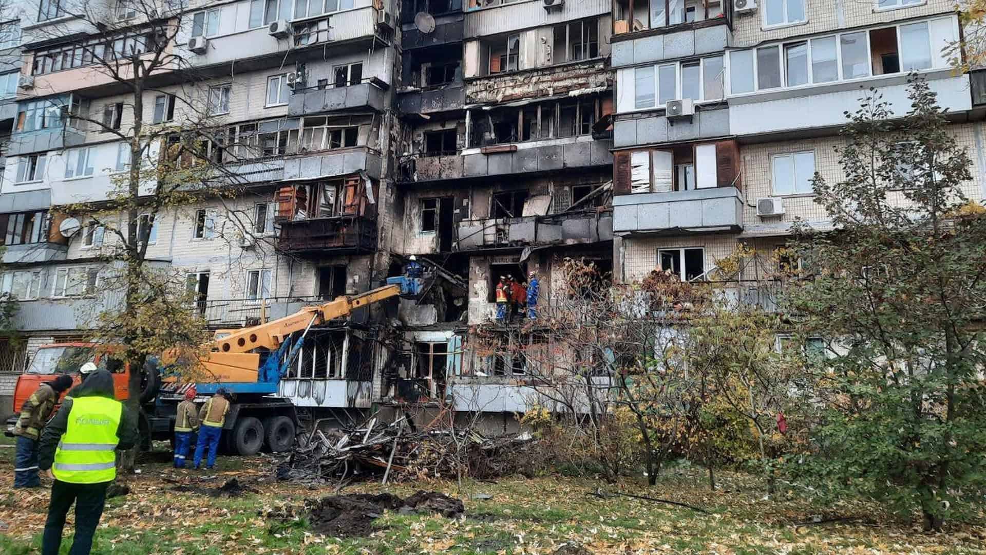 Багатоповерховий будинок в Києві без вікон і з чорними вікнами після прильоту шахеда РФ