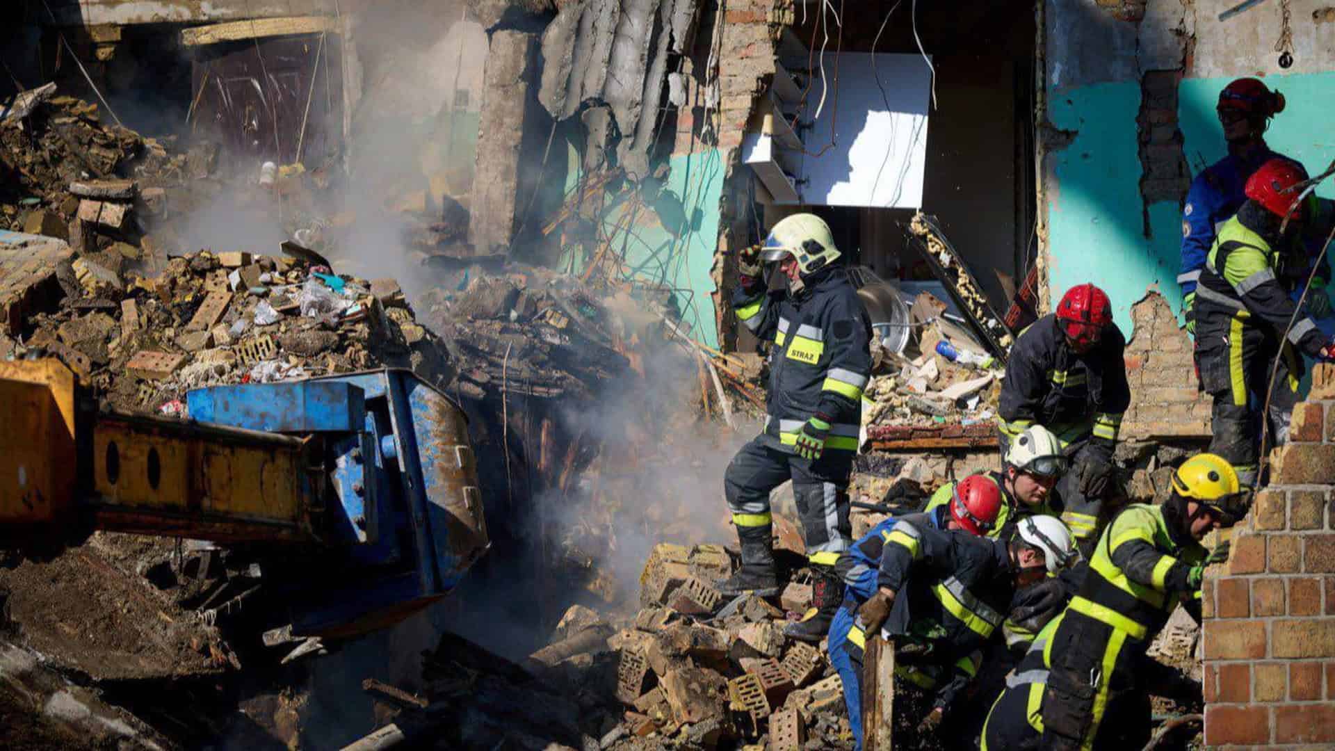 Рятувальники працюють на розборах будинку в києві після прильоту снаряда РФ