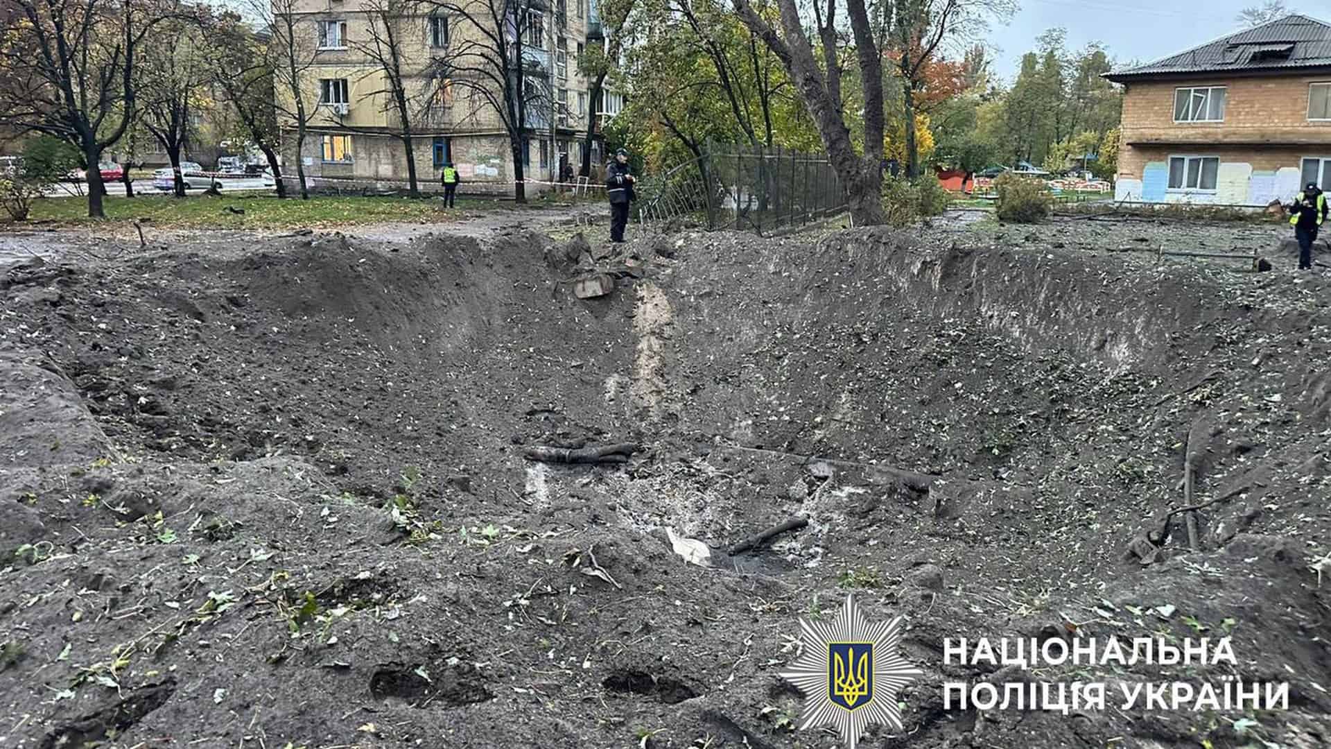 Велика вирва від ракетного удару серед житлових будинків