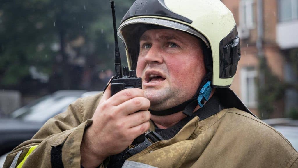 Пожежа на Саксаганського: рятувальники запобігли поширенню Працівник ДСНС говорить по рації