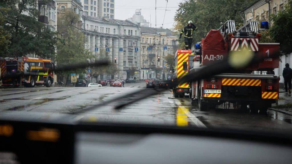 Пожежа на Саксаганського: рятувальники запобігли поширенню Вулиця Саксаганського у Києві, три пожежні машини стоять на узбіччі