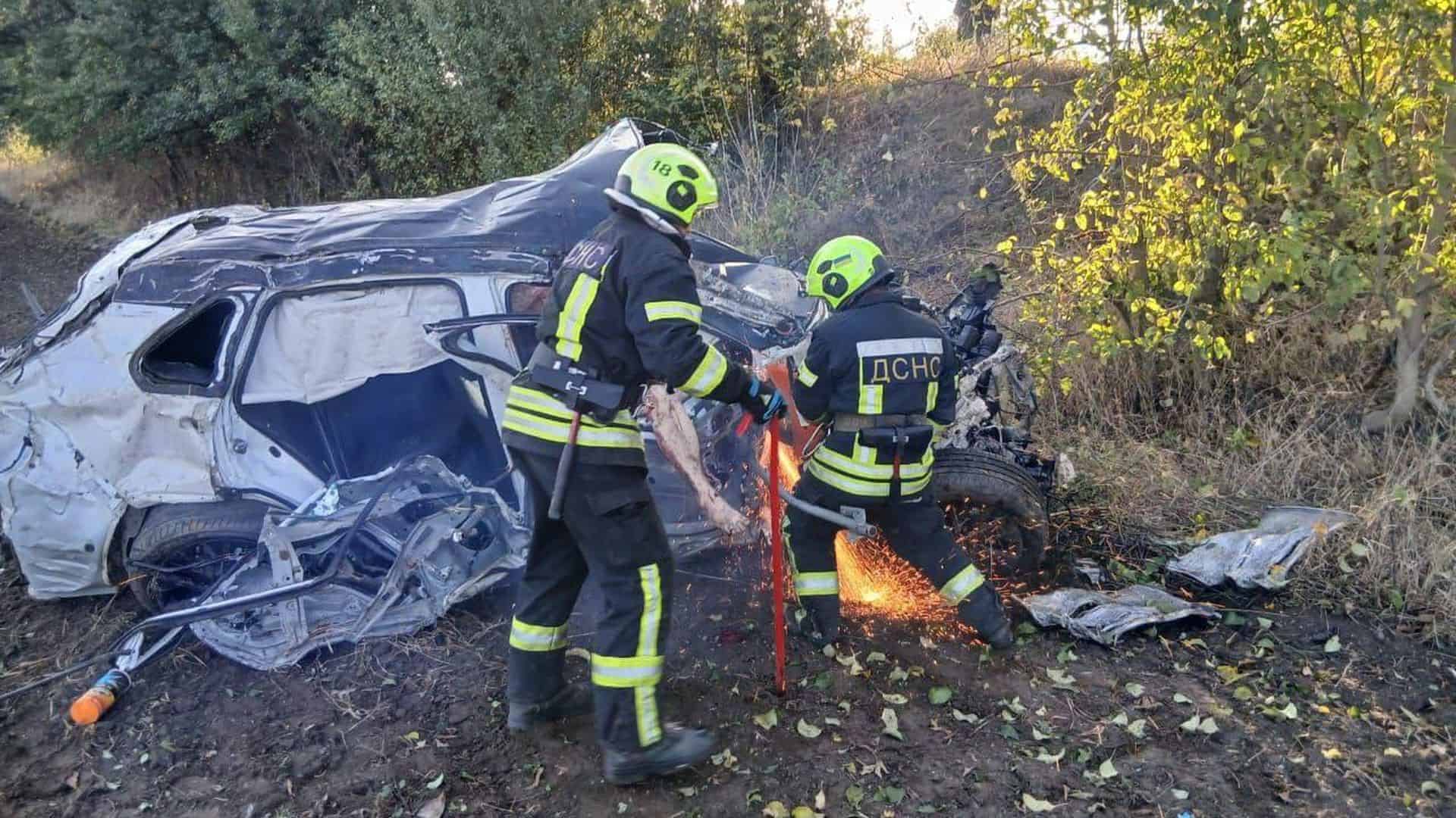 Рятувальники намагаються дістати людей із понівеченого автомобіля