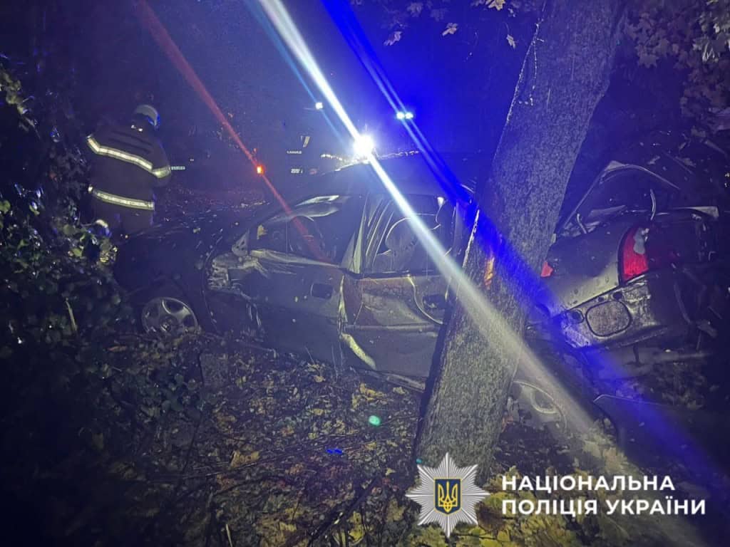 На Київщині підлітки ганяли на чужому Opel — 14-річний пасажир загинув, ще шестеро травмовані Автомобіль, що врізався в дерево вночі; кузов пошкоджений, довкола мокре листя