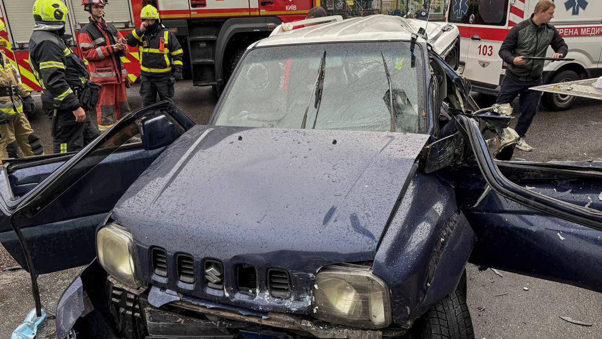 Авто із сильно зім’ятою передньою частиною після ДТП