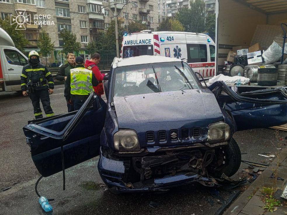 Рятувальники та поліція біля розбитого синього автомобіля Suzuki
