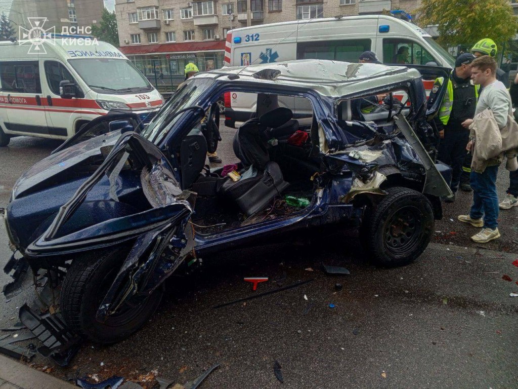 Понівечений синій Suzuki з відчиненими дверцятами після аварії