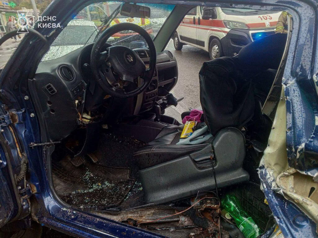 Всередині понівеченого синього авто — уламки скла, пошкоджене кермо й сидіння