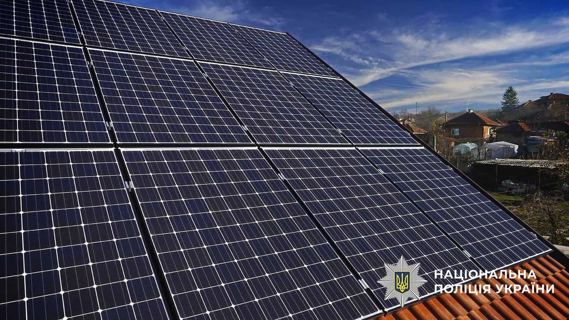 Сонячні батареї на тлі блакитного неба з легкими хмарами