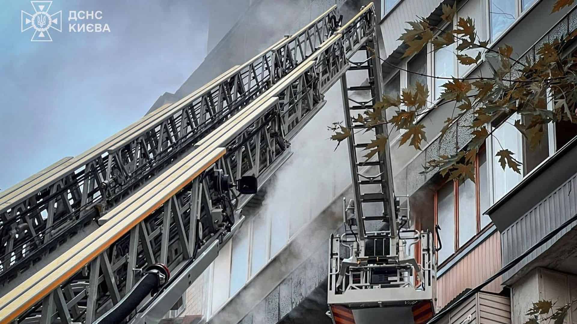 Пожежна драбина, спрямована до вікон багатоповерхівки, звідки йде дим