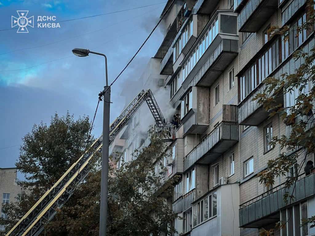 Пожежа в багатоповерхівці на Лісовому проспекті: врятовано сімох людей, серед них троє дітей (фото) Пожежники на автодрабині гасять вогонь у квартирі багатоповерхівки