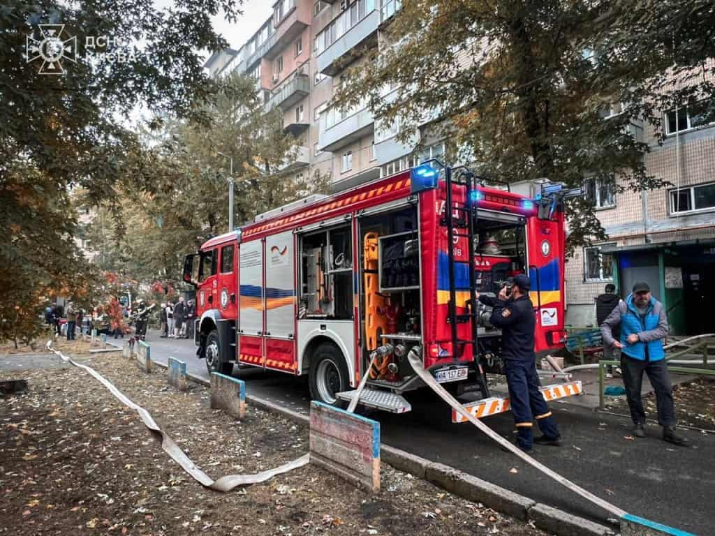Пожежа в багатоповерхівці на Лісовому проспекті: врятовано сімох людей, серед них троє дітей (фото) Пожежна машина стоїть біля багатоповерхового будинку