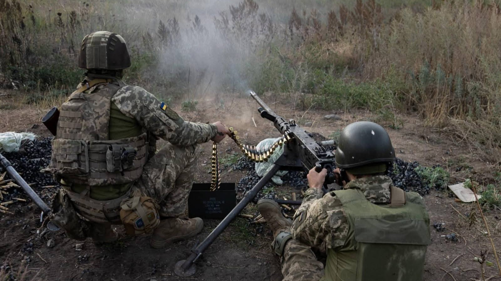 Двоє військових на позиції працюють з кулеметом