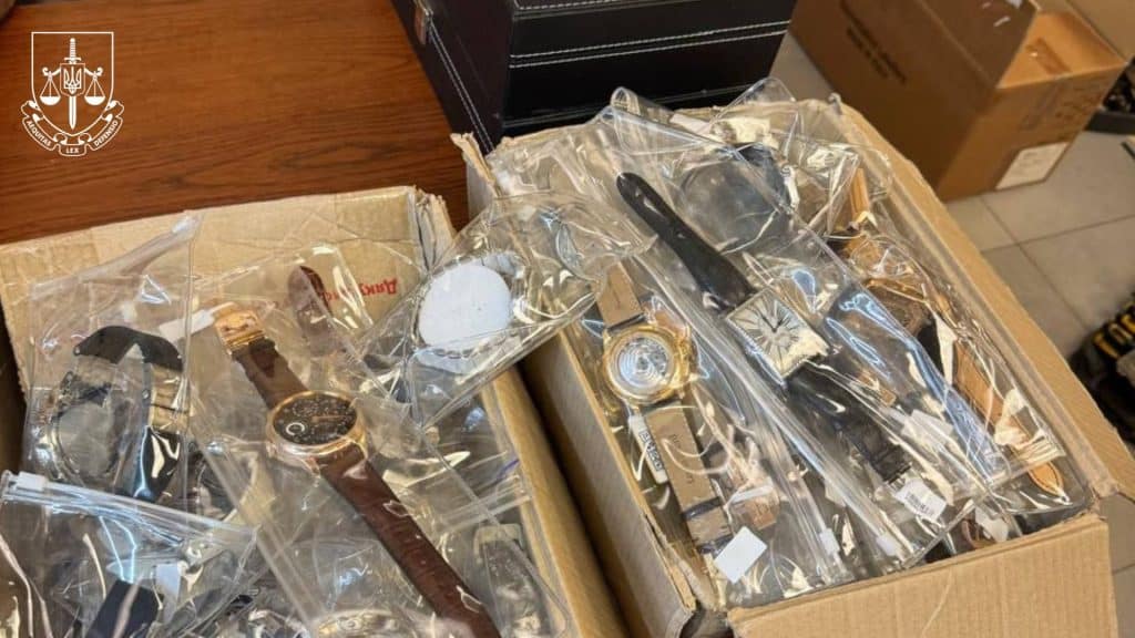 Київ: 11 осіб контрабандою ввезли годинники на 11 млн грн Наручні годинники лежать в коробці, кожен запакований в пакет