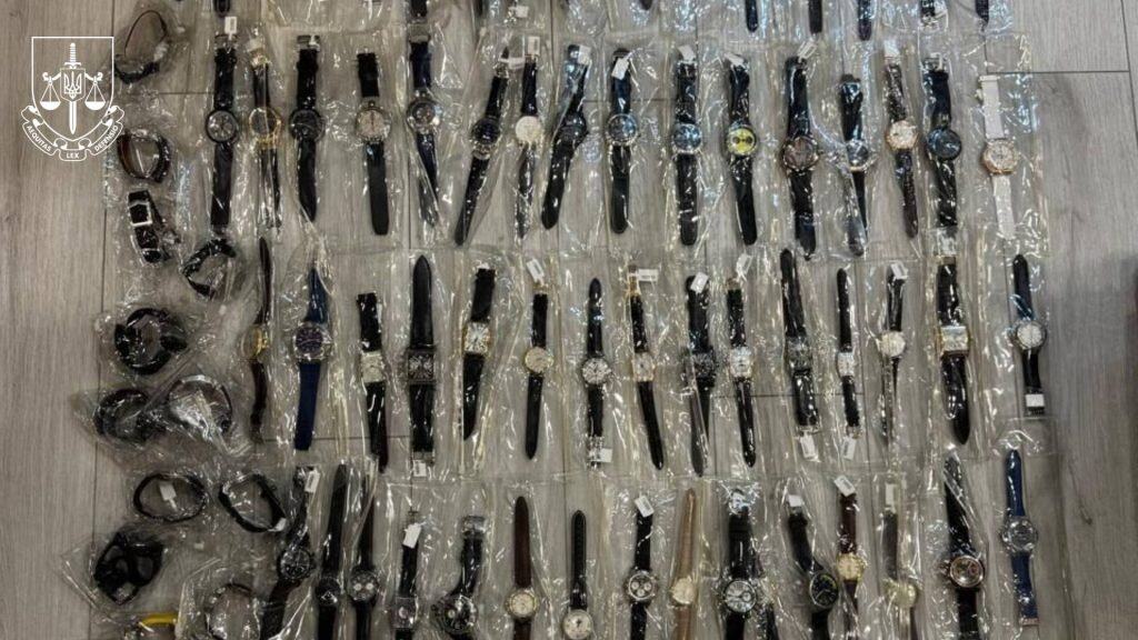 Київ: 11 осіб контрабандою ввезли годинники на 11 млн грн Наручні годинники лежать на столі розкладені рядам, кожен в пакеті