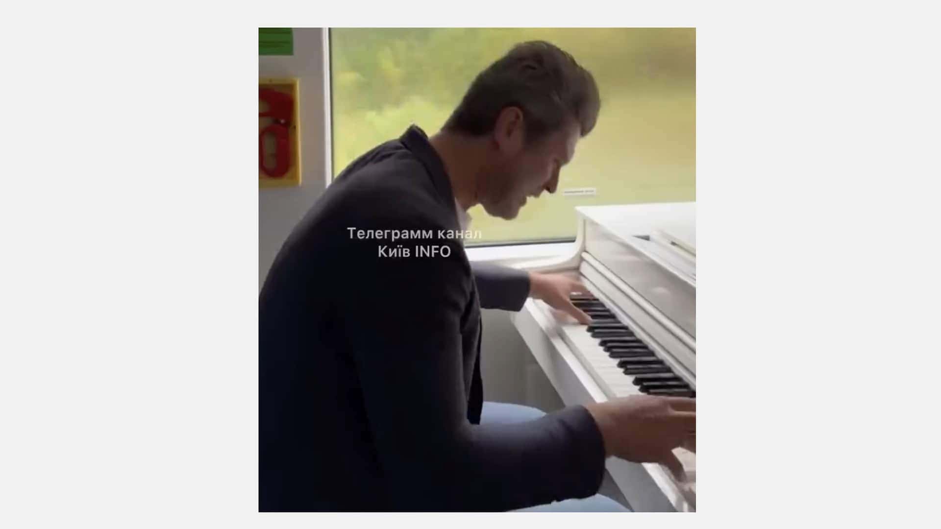 Євген Хмара піаніст грає на фортепіано