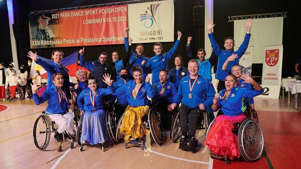 У Києві на музиканта напали за відмову співати російською Команда танцюристів на кріслах колісних, серед них Іван Заміга