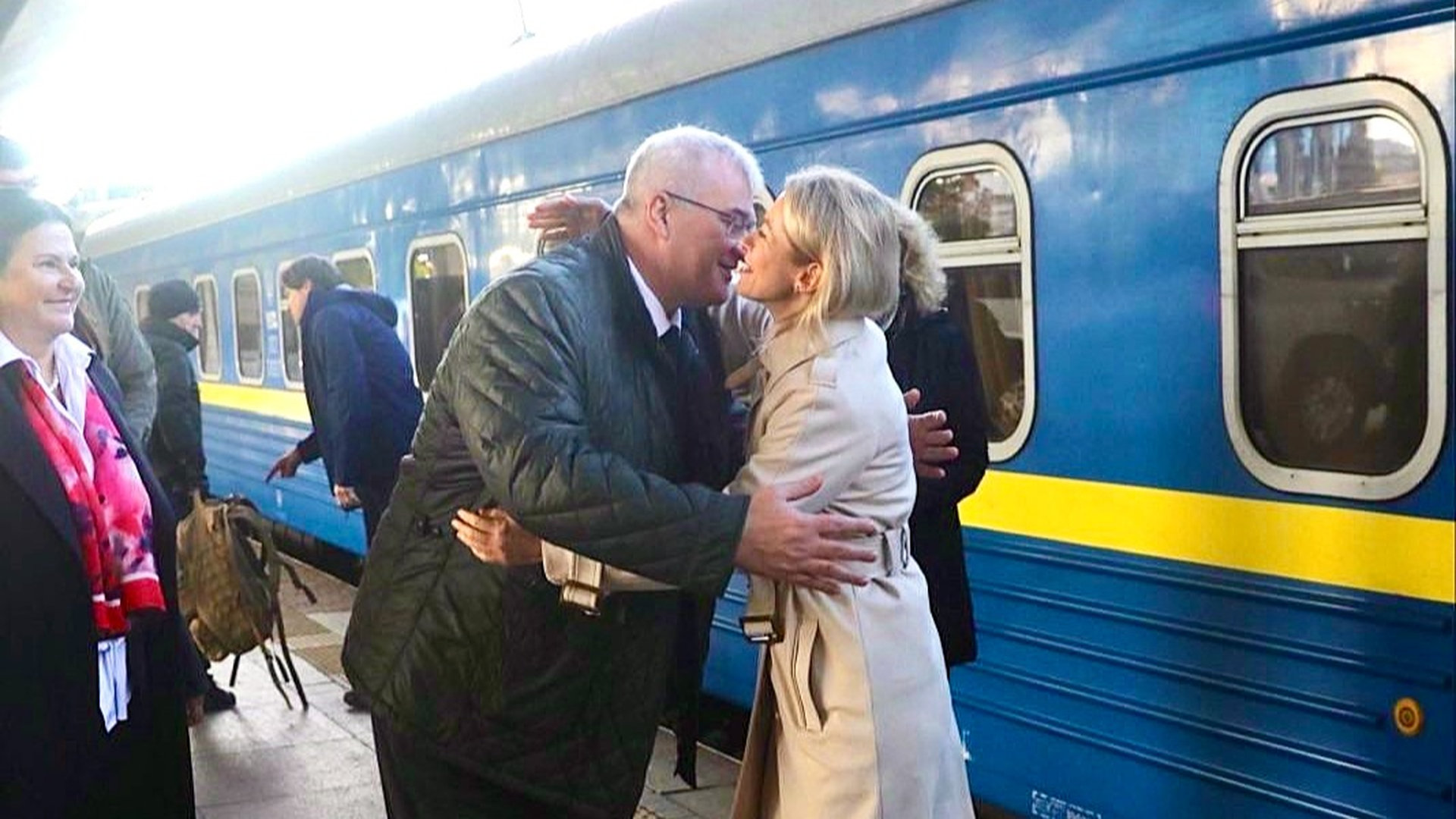 Кая Каллас і Міністр закордонних справ Сибіга обіймаються на пероні біля потяга Укрзалізниці у Києві