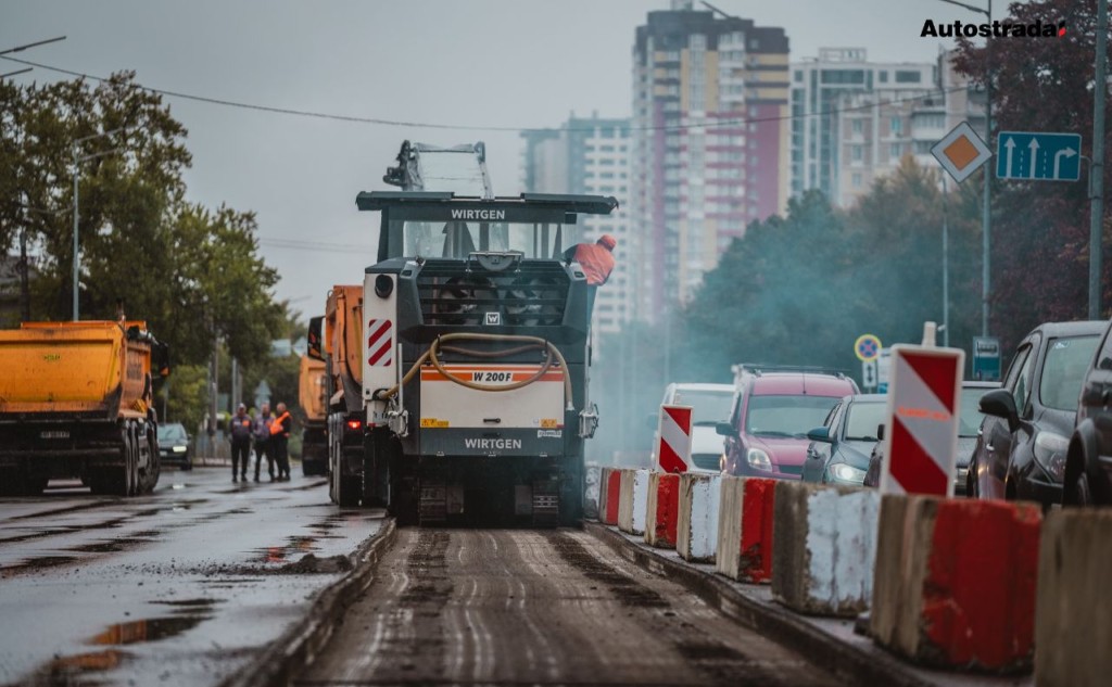 Машини компанії Autostrada проводять фрезерування старого асфальту на Харківському шосе
