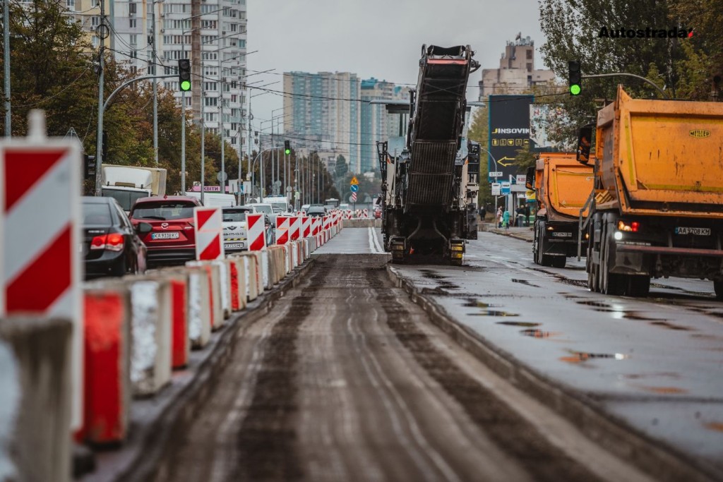Ремонтна техніка знімає верхній шар асфальту серед житлових будинків