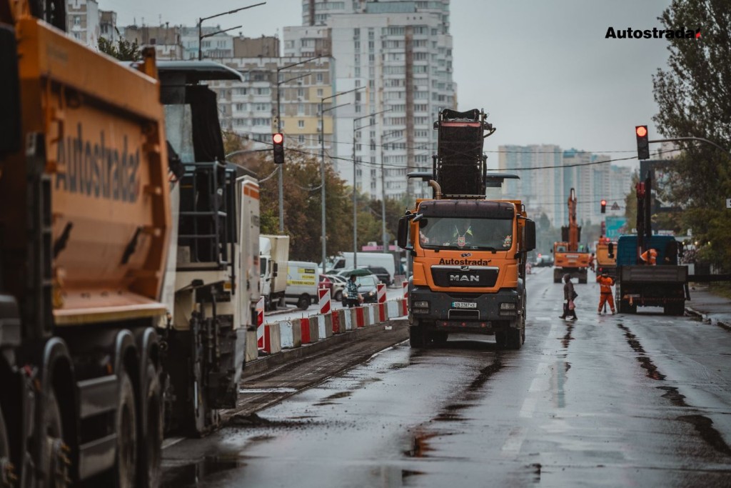 Дорожня техніка компанії Autostrada проводить фрезерування асфальту на мокрій ділянці Харківського шосе