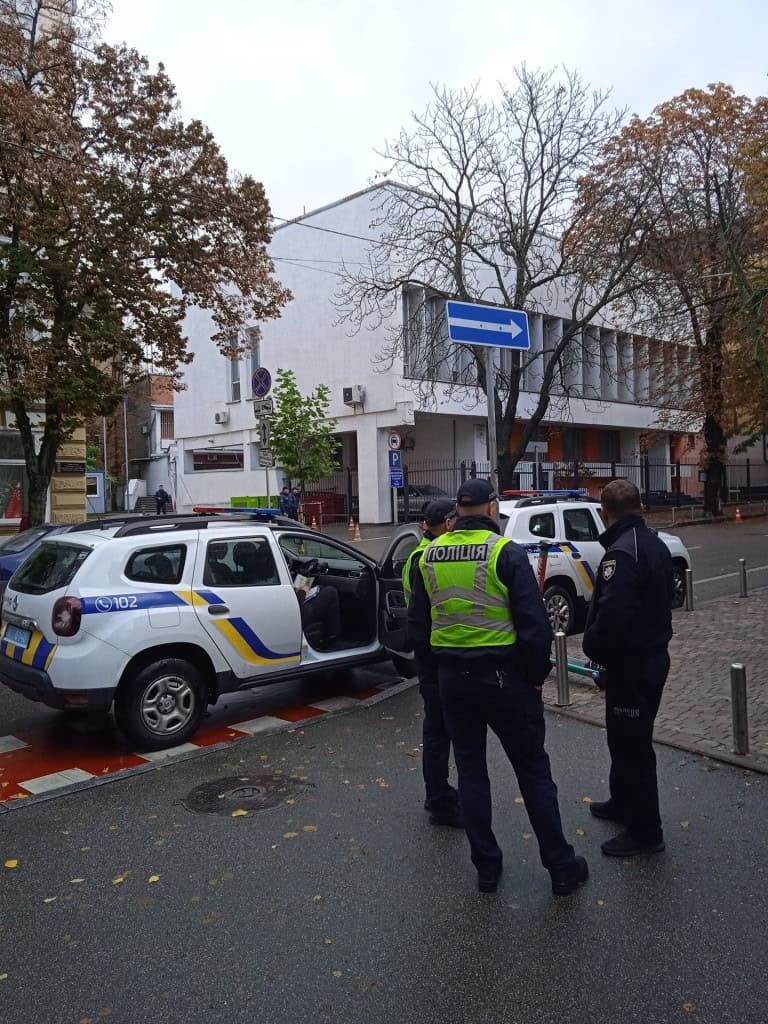 На Ярославовому Валу триває руйнування пам’ятки — судові заборони та приписи не діють (фото) Двоє поліцейських стоять біля службового автомобіля на міській вулиці поруч із будівлею