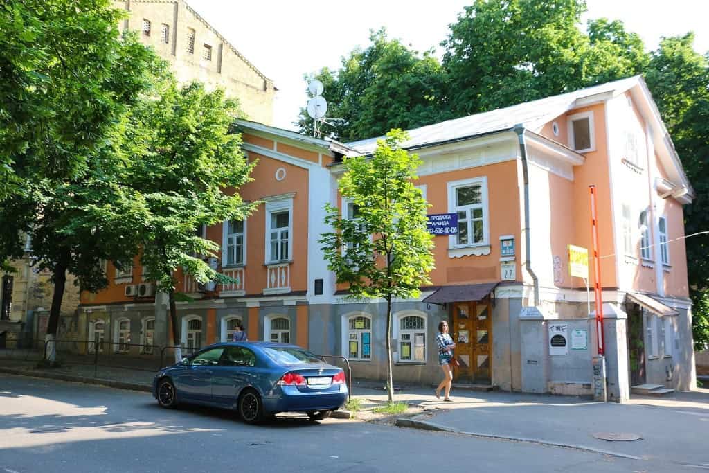 На Ярославовому Валу триває руйнування пам’ятки — судові заборони та приписи не діють (фото) Помаранчевий двоповерховий будинок із білими віконними рамами на розі вулиці