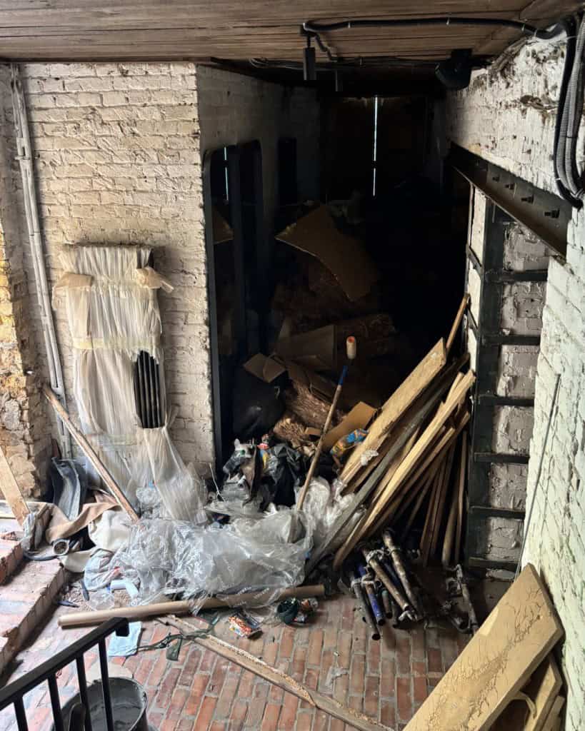 На Ярославовому Валу триває руйнування пам’ятки — судові заборони та приписи не діють (фото) Захаращене приміщення з цегляною підлогою, заваленим сміттям, дошками, трубами та поліетиленом