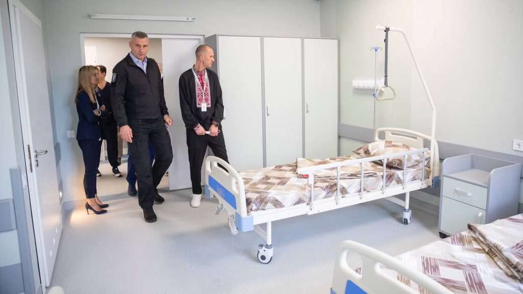 Кличко зайшов в палату хірургічного відділення, там два ліжка, пацієнтів немає 